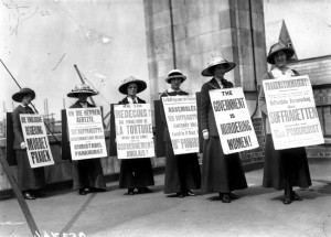 Gruppo di donne che manifestano contro il governo inglese 